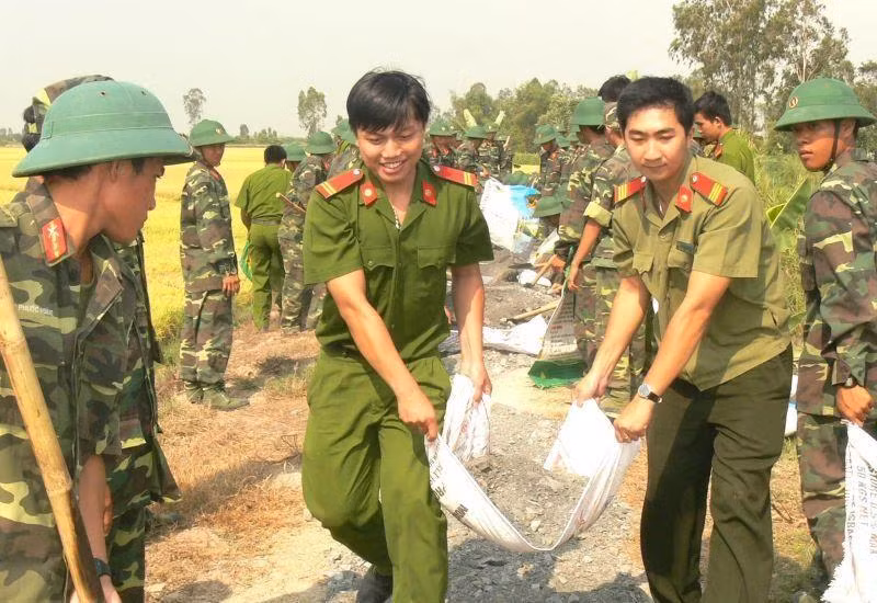 Công an giúp dân làm đường nông thôn. (Ảnh: Đoàn Thanh niên Bộ Công an)