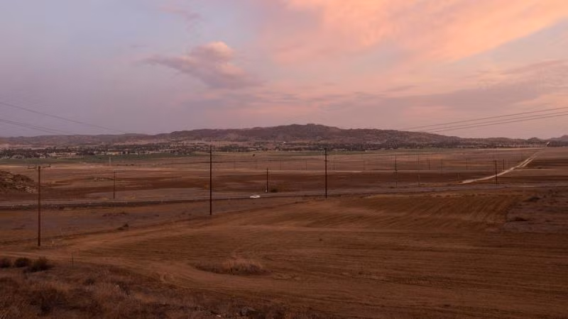 Hạn hán xảy ra tại hồ Perris, gần Riverside, California, Mỹ, ngày 25/7/2022. (Ảnh: REUTERS)