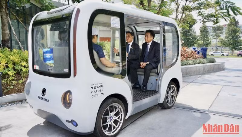 Lãnh đạo tỉnh Bình Dương và các đại biểu trải nghiệm trên xe tự hành.