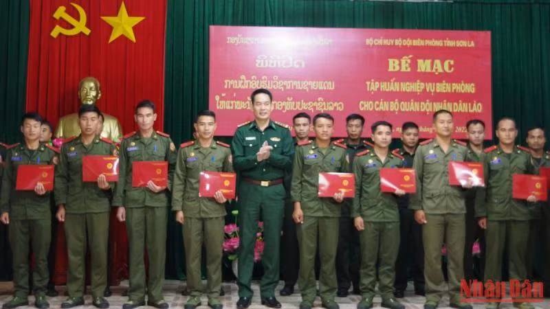 Trao giấy chứng nhận cho các đồng chí học viên tỉnh Louangphabang.