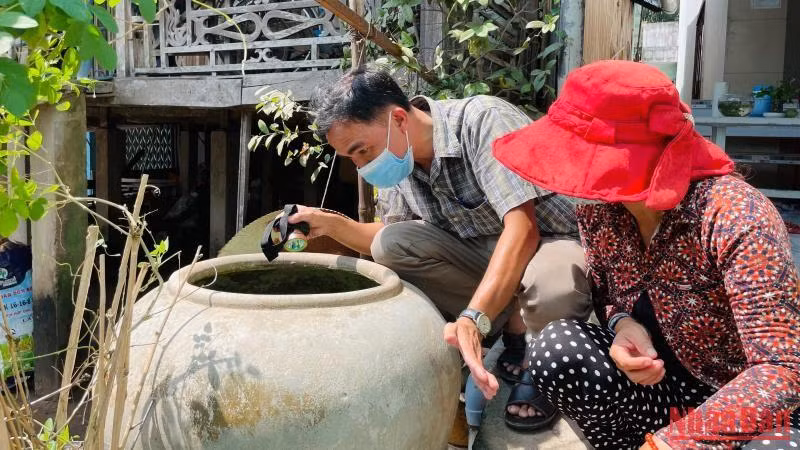 Kiểm tra, xử lý các ổ bọ gậy ngăn ngừa bùng phát dịch sốt xuất huyết.