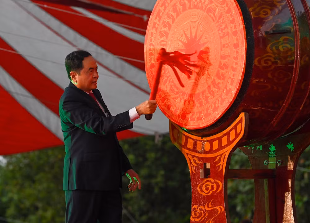 Phó Chủ tịch Thường trực Quốc hội Trần Thanh Mẫn đánh trống khai giảng năm học 2022-2023.