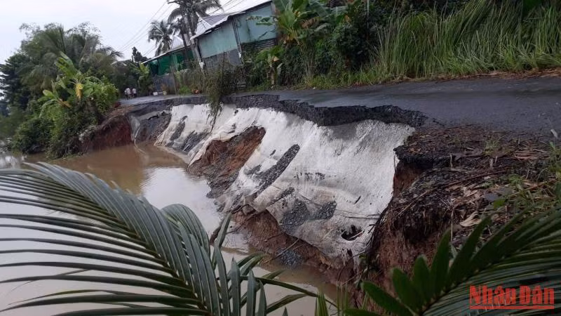 Sạt lở tại tuyến kênh Ba Rài thuộc xã Hội Xuân, huyện Cai Lậy (Tiền Giang) gây khó khăn cho người dân qua lại trên tuyến đường này.