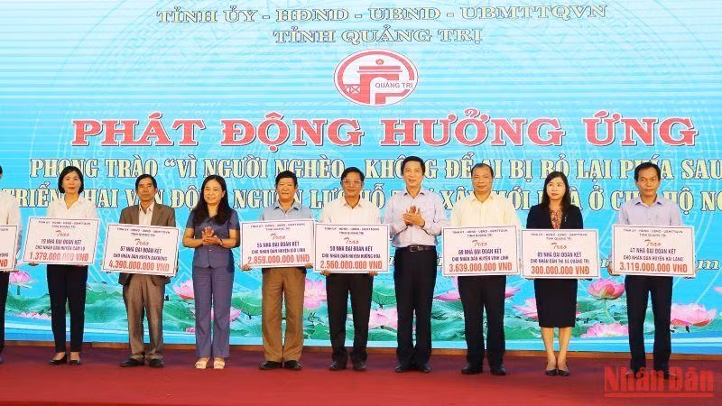 Lãnh đạo tỉnh Quảng Trị trao nguồn vận động xây dựng nhà ở cho các huyện, thị, thành phố.