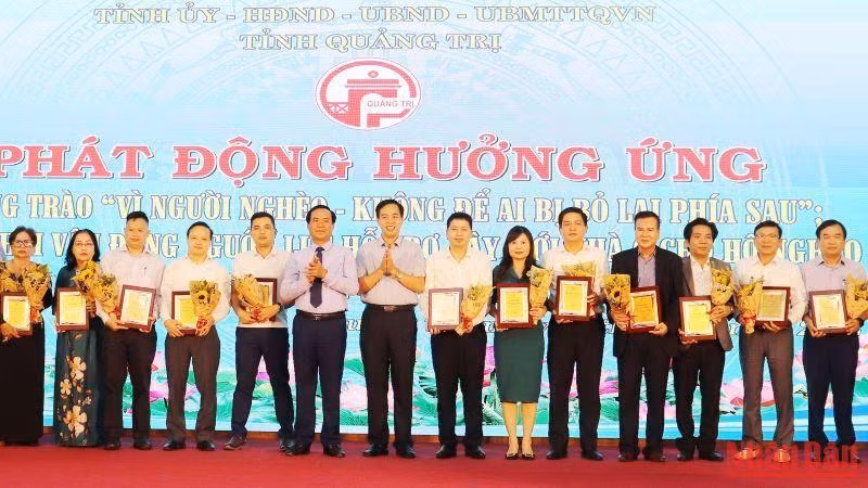 Lãnh đạo tỉnh Quảng Trị vinh danh các tổ chức tiêu biểu đã hỗ trợ nguồn lực cho Quỹ “Vì người nghèo” và công tác an sinh xã hội giai đoạn 2020-2022.