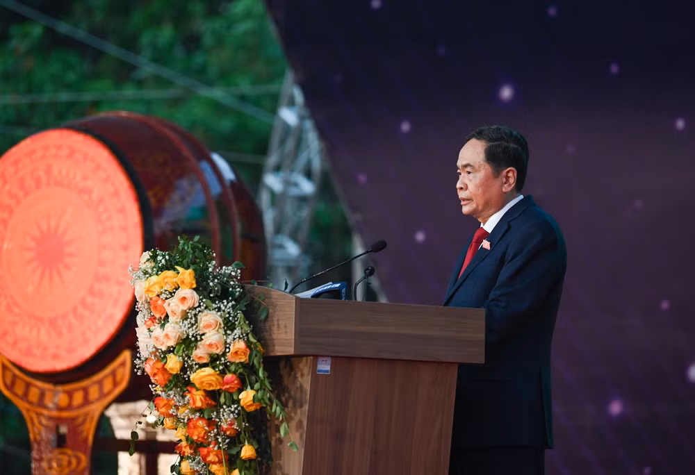 Phó Chủ tịch Thường trực Quốc hội Trần Thanh Mẫn phát biểu chúc mừng thầy và trò Đại học Quốc gia Hà Nội.