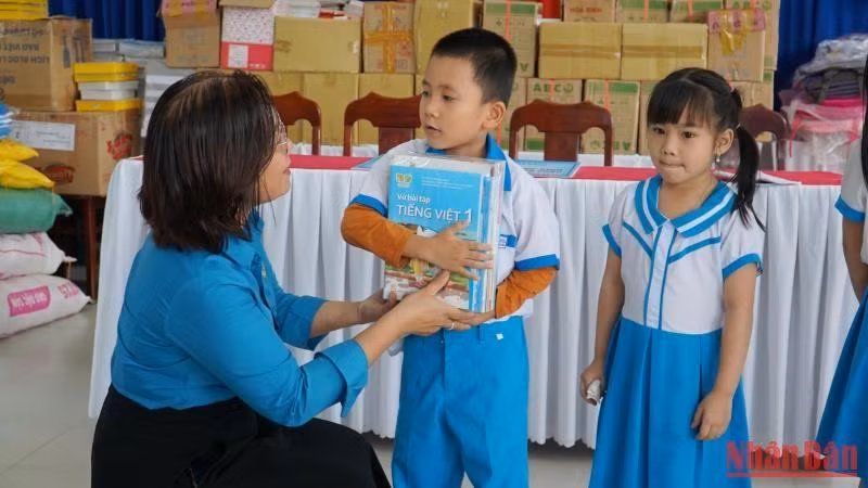Trao hỗ trợ sách cho Trường Tiểu học Nguyễn Văn Trỗi (quận Liên Chiểu).