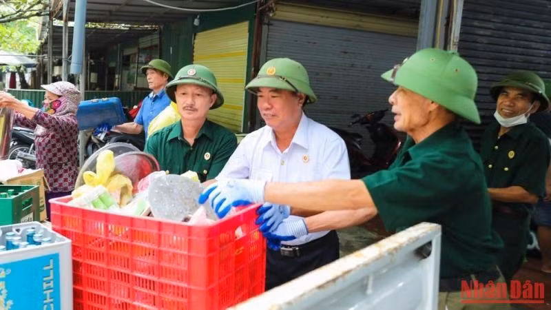 Cựu chiến binh phường Thu Thủy chuyển các vật dụng lên xe ô-tô.