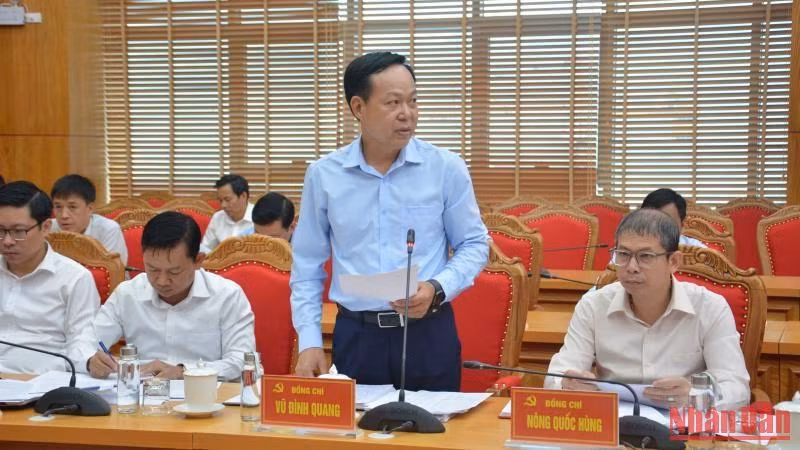 Các đại biểu phát biểu ý kiến thảo luận.