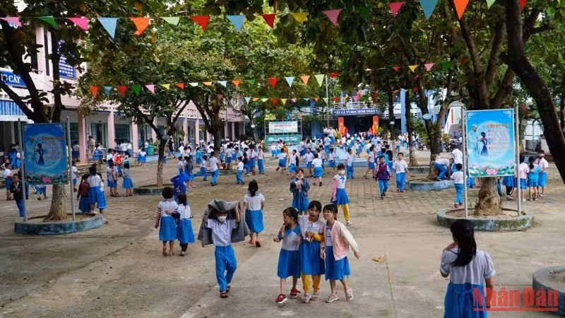 Các em học sinh đã đến trường học tập.