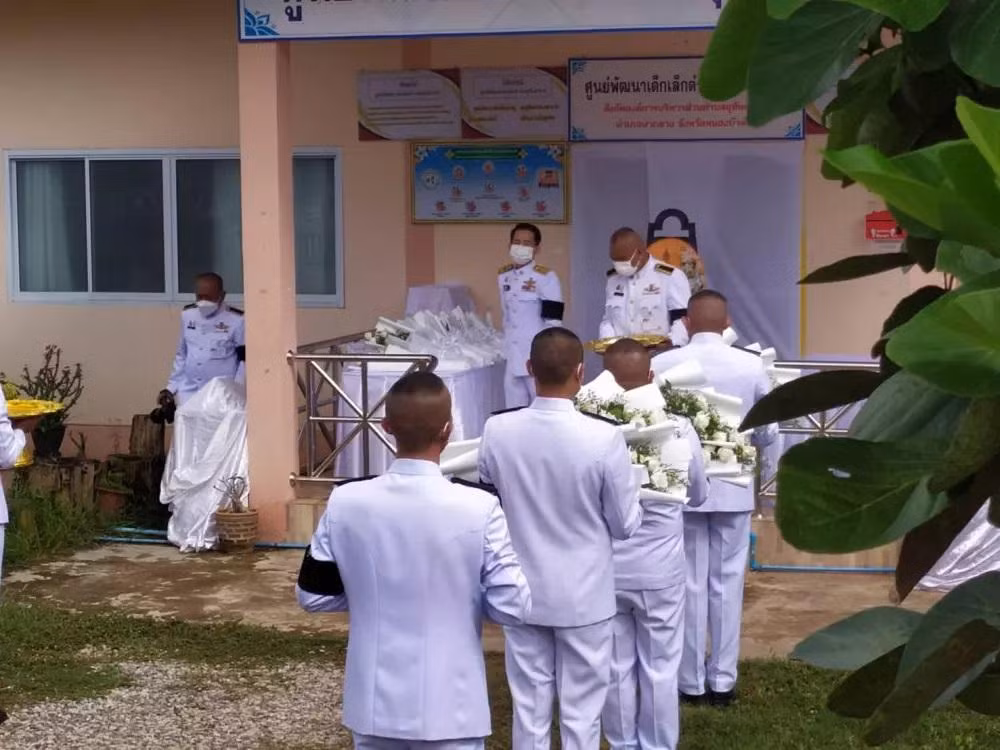 Quốc vương Thái Lan gửi vòng hoa tới viếng các nạn nhân thiệt mạng trong vụ nổ súng. Trong ngày hôm nay, 7/10, Quốc vương Thái Lan và Hoàng hậu dự kiến sẽ tới các bệnh viện ở Udon Thani và Nong Bua Lamphu để thăm hỏi các nạn nhân bị thương. (Ảnh: Thairath)