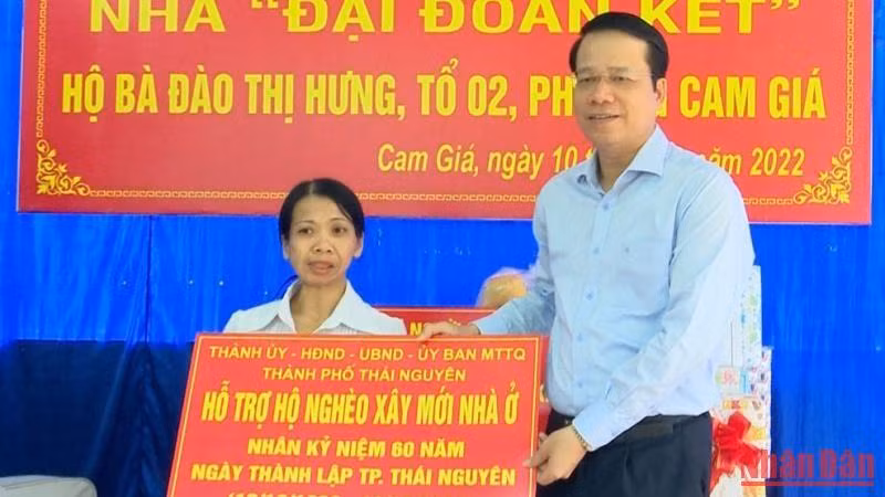 Lãnh đạo thành phố Thái Nguyên trao tiền hỗ trợ hộ nghèo xây nhà ở.