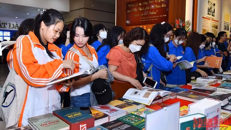 Đông đảo độc giả, các bạn sinh viên yêu thích sách có mặt tại lễ trao giải tối 3/10.