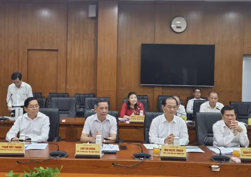 Đồng chí Phạm Viết Thanh, Ủy viên Trung ương Đảng, Bí thư Tỉnh ủy, Chủ tịch Hội đồng nhân dân tỉnh và các đồng chí trong Ban Thường vụ Tỉnh ủy.