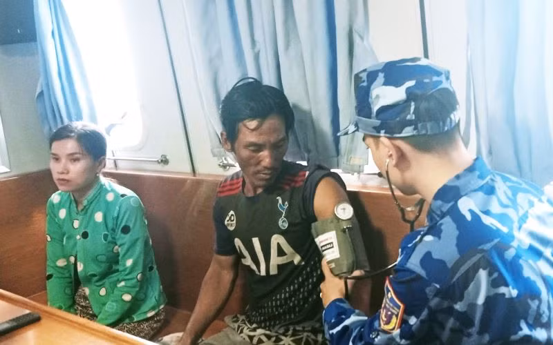 Kiểm tra sức khỏe cho ngư dân.