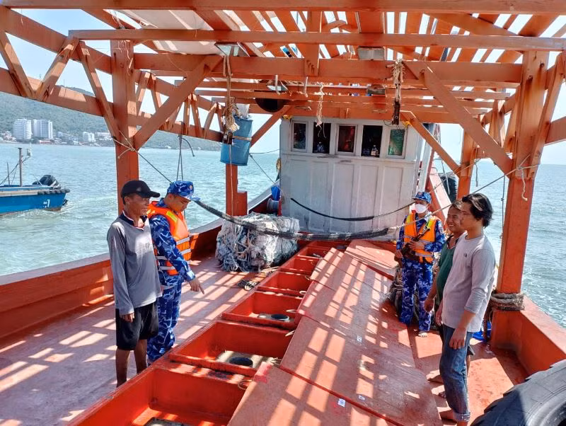 Kiểm tra hàng hóa trên tàu KG 95806TS.