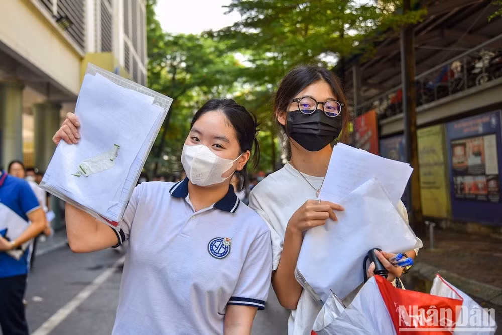 Thí sinh phấn khởi sau khi hoàn thành buổi thi Ngữ văn. (Ảnh: NHẬT QUANG)