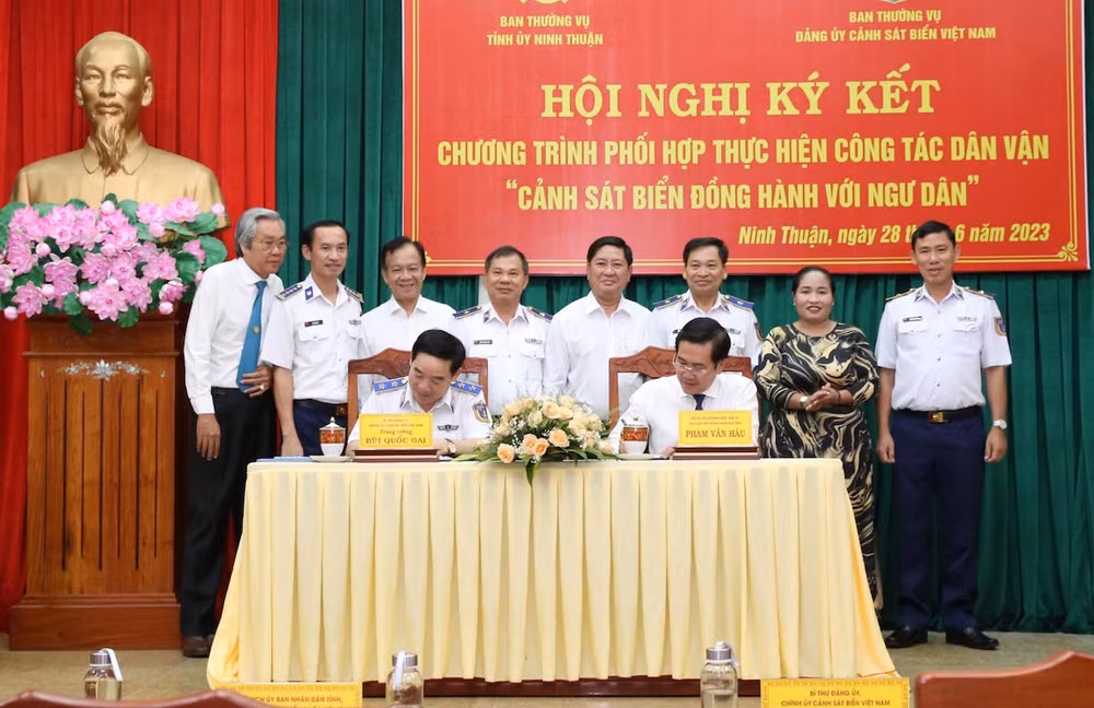 Các đồng chí trong Ban Thường vụ Tỉnh ủy Ninh Thuận và Ban Thường vụ Đảng ủy Cảnh sát biển Việt Nam thực hiện nghi thức Lễ ký kết Chương trình phối hợp.