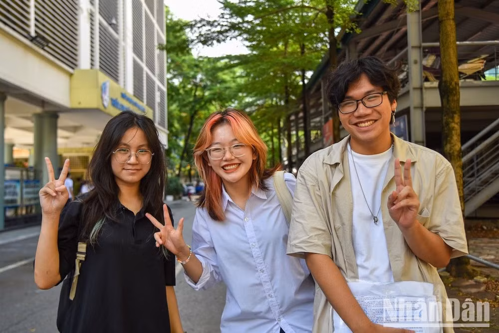 Thí sinh phấn khởi ra khỏi trường thi sau khi hoàn thành bài thi Ngữ văn sáng 28/6. (Ảnh: NHẬT QUANG)