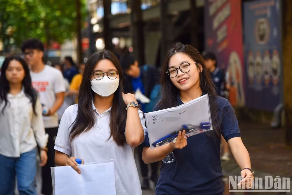 Thí sinh ra về sau buổi thi Ngữ văn sáng 28/6. (Ảnh: NHẬT QUANG)