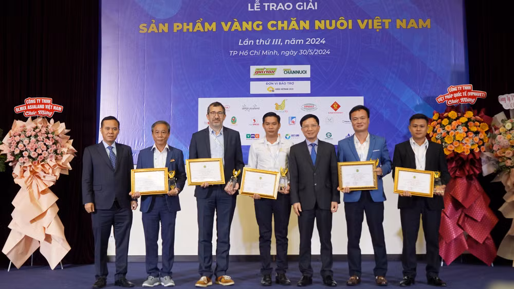 Ban tổ chức trao bằng khen các sản phẩm đạt Danh hiệu Sản phẩm Vàng chăn nuôi lần thứ 3 năm 2024.