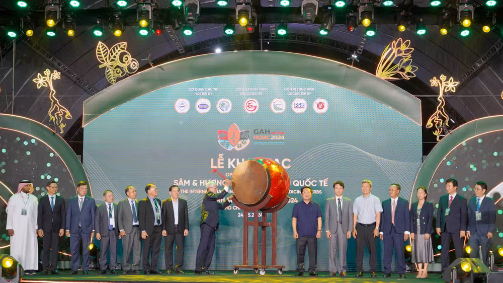Nghi thức đánh trống khai mạc hội sâm và hương liệu, dược liệu quốc tế Thành phố Hồ Chí Minh năm 2024