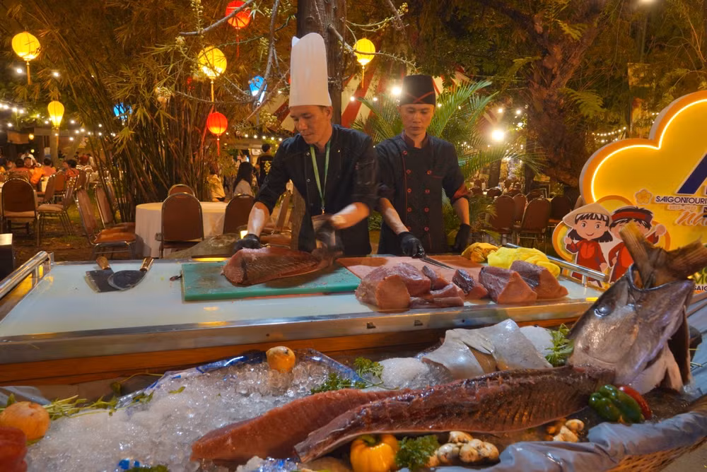 Các đầu bếp biểu diễn chế biến cá ngừ đại dương.