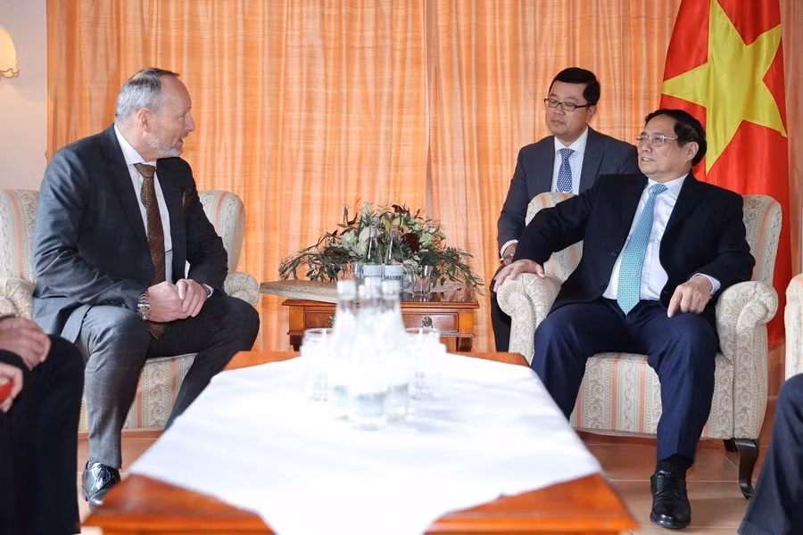 Thủ tướng Phạm Minh Chính tiếp ông Marcus Bard, Chủ tịch Hội đồng quản trị Tập đoàn staBOO Holdings AG của Thụy Sĩ. (Ảnh: Dương Giang/TTXVN)