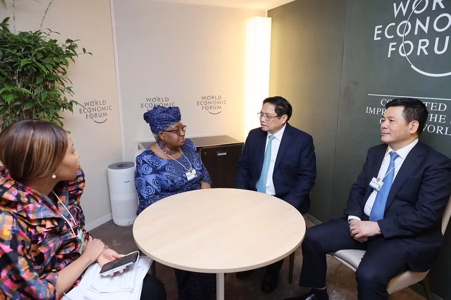 Thủ tướng Phạm Minh Chính gặp Tổng Giám đốc Tổ chức Thương mại thế giới (WTO) Ngozi Okonjo-Iweala. (Ảnh: Dương Giang/TTXVN)