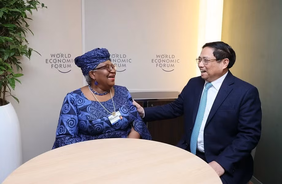 Thủ tướng Phạm Minh Chính gặp Tổng Giám đốc Tổ chức Thương mại thế giới (WTO) Ngozi Okonjo-Iweala. (Ảnh: Dương Giang/TTXVN)