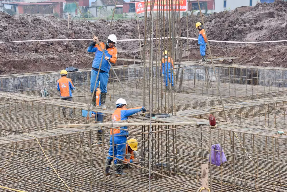 Công nhân thi công hố móng cột truyền tải điện tại vị trí 13,