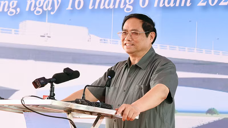 Thủ tướng Chính phủ Phạm Minh Chính phát biểu tại lễ khánh thành cầu Như Nguyệt giai đoạn 2. Thủ tướng đánh giá cao và biểu dương sự quyết tâm, nhạy bén, sáng tạo, dám nghĩ dám làm, đổi mới sáng tạo, tinh thần tự lực, tự cường của tỉnh Bắc Giang trong việc phối hợp với tỉnh Bắc Ninh và các cơ quan liên quan để đề xuất và triển khai dự án, tháo gỡ các khó khăn, vướng mắc. Ảnh: VGP/Nhật Bắc. Thủ tướng Chính phủ Phạm Minh Chính phát biểu tại lễ khánh thành cầu Như Nguyệt giai đoạn 2. Thủ tướng đánh giá cao và biểu dương sự quyết tâm, nhạy bén, sáng tạo, dám nghĩ dám làm, đổi mới sáng tạo, tinh thần tự lực, tự cường của tỉnh Bắc Giang trong việc phối hợp với tỉnh Bắc Ninh và các cơ quan liên quan để đề xuất và triển khai dự án, tháo gỡ các khó khăn, vướng mắc. Ảnh: VGP/Nhật Bắc.