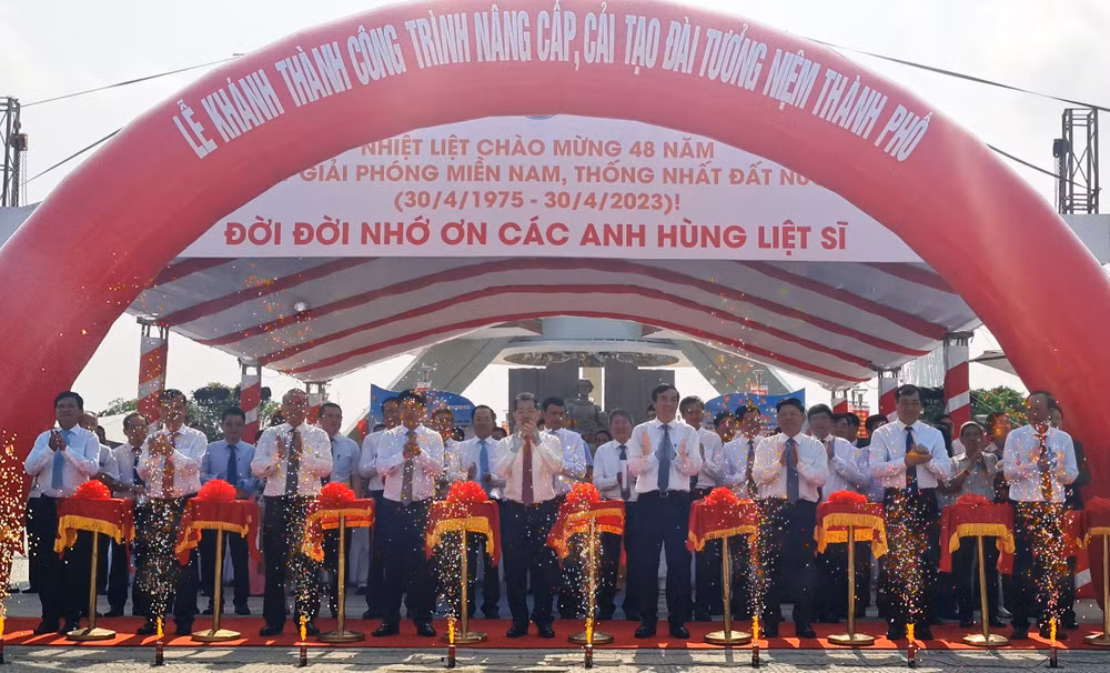 Cắt băng khánh thành công trình công trình Nâng cấp, tôn tạo Đài Tưởng niệm thành phố và cải tạo, mở rộng Quảng trường 29 tháng 3 (Giai đoạn 1)