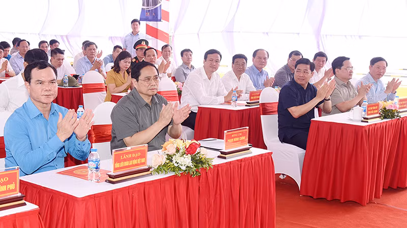 Thủ tướng Chính phủ Phạm Minh Chính và các đại biểu dự lễ khánh thành cầu Như Nguyệt. Thủ tướng Chính phủ Phạm Minh Chính và các đại biểu dự lễ khánh thành cầu Như Nguyệt.