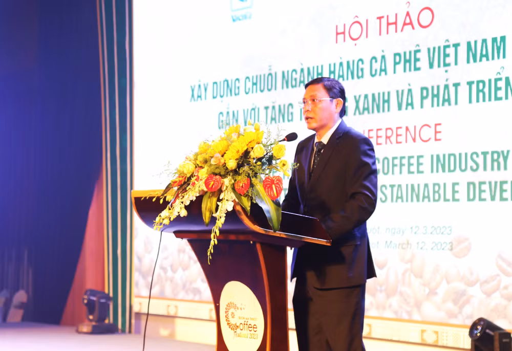 Phát biểu tại hội thảo, Phó Chủ tịch Thường trực Ủy ban nhân dân tỉnh Đắk Lắk Nguyễn Tuấn Hà cho biết, quan điểm của tỉnh là không tăng diện tích cà-phê, mà tập trung tái canh theo kế hoạch và thực hiện phát triển cà-phê theo hướng xanh, bền vững ở cả ba khía cạnh kinh tế, xã hội và môi trường.