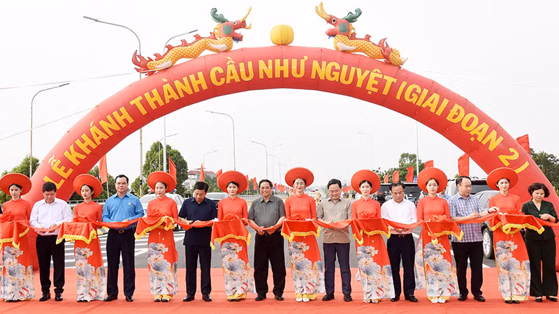 Thủ tướng Phạm Minh Chính và các đại biểu cắt băng khánh thành cầu Như Nguyệt giai đoạn 2. Thủ tướng Phạm Minh Chính và các đại biểu cắt băng khánh thành cầu Như Nguyệt giai đoạn 2.