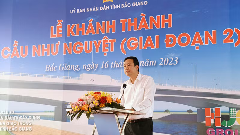 Đại diện lãnh đạo tỉnh bắc Giang trình bày báo cáo về quá trình xây dựng cầu. Đại diện lãnh đạo tỉnh bắc Giang trình bày báo cáo về quá trình xây dựng cầu.