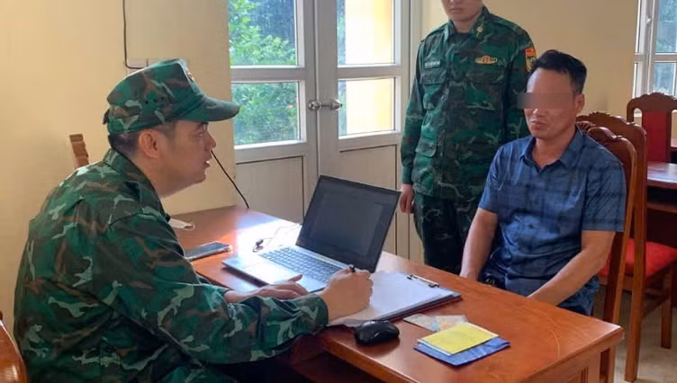 Bộ đội Biên phòng cửa khẩu Hoành Mô làm việc với Lê Văn D.