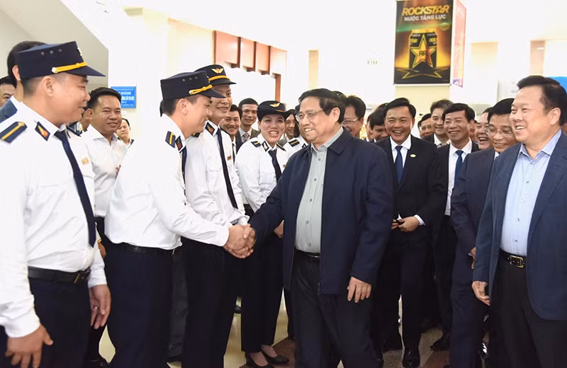 Thủ tướng Phạm Minh Chính với nhân viên Ga Hà Nội.