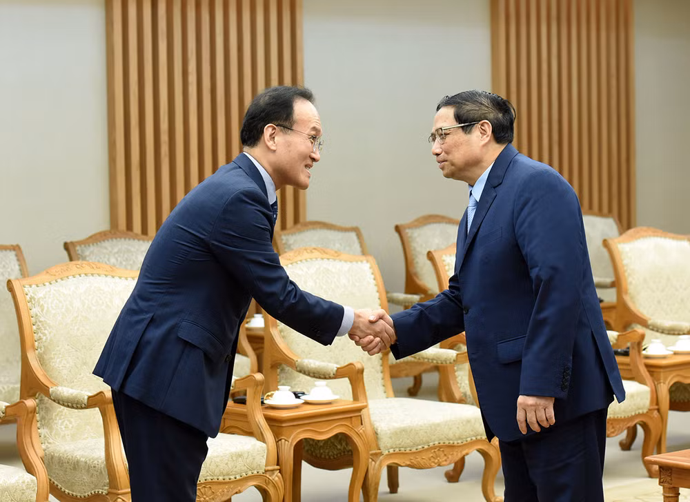 Thủ tướng Phạm Minh Chính đón các thành viên trong đoàn đi cùng Tổng Giám đốc phụ trách tài chính Tập đoàn Samsung Electronics.
