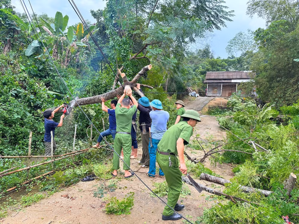 Công an huyện Lục Yên (Yên Bái) tham gia sửa chữa nhà cho dân do bị bão số 3 thổi tốc mái.
