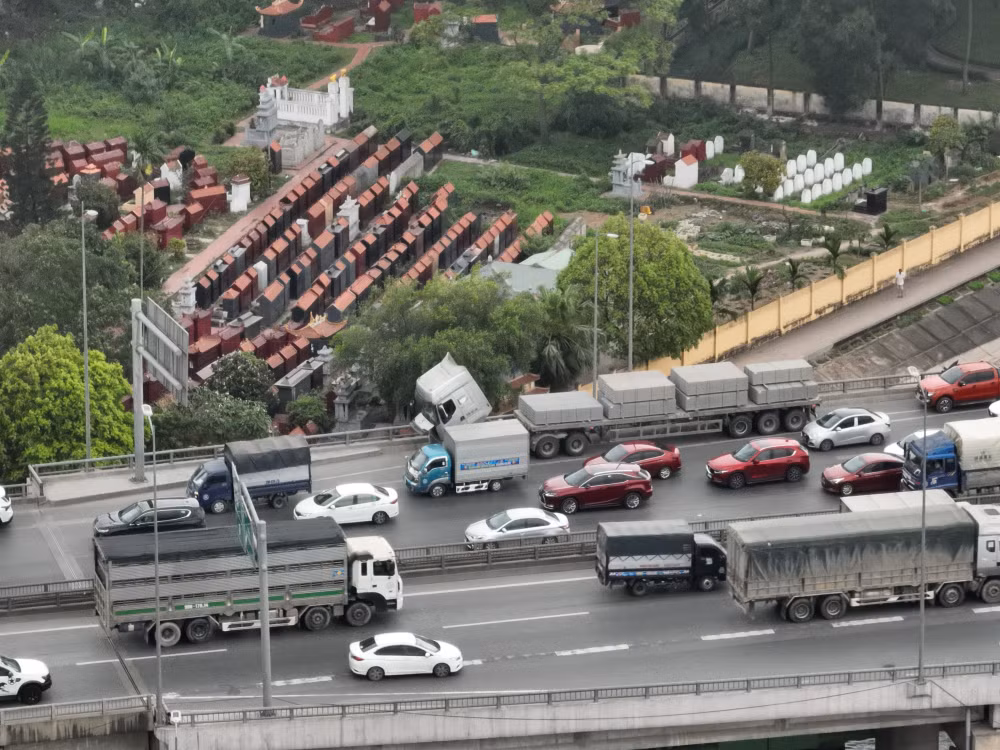 Hệ thống thiết bị flycam theo dõi trên các tuyến đường, cửa ngõ ra vào thành phố, hỗ trợ cảnh sát giao thông chống ùn tắc và tai nạn.