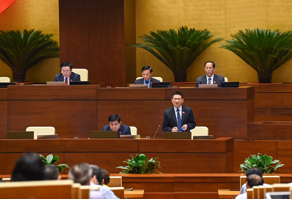 Bộ trưởng Hồ Đức Phớc giải đáp một số thắc mắc của đại biểu Quốc hội. (Ảnh: Duy Linh)