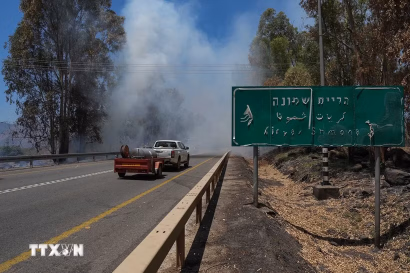 Khói bốc lên sau vụ tấn công bằng tên lửa từ Liban nhằm vào các mục tiêu ở miền Bắc Israel. (Ảnh: THX/TTXVN)