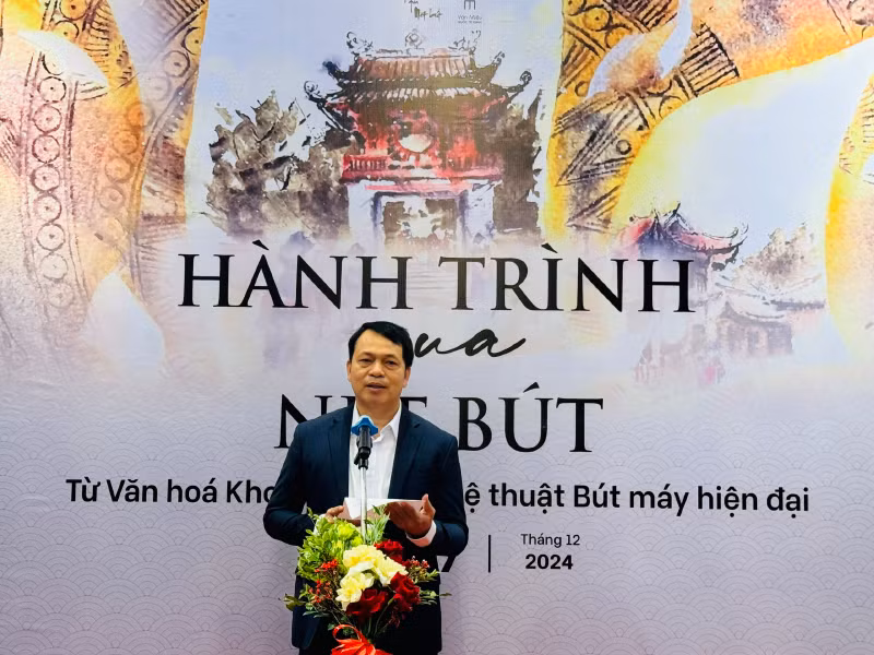 Giám đốc Trung tâm Hoạt động văn hóa khoa học Văn Miếu-Quốc Tử Giám Lê Xuân Kiêu phát biểu khai mạc sự kiện. (Ảnh: Sở Văn hóa, thể Thao Hà Nội) Giám đốc Trung tâm Hoạt động văn hóa khoa học Văn Miếu-Quốc Tử Giám Lê Xuân Kiêu phát biểu khai mạc sự kiện. (Ảnh: Sở Văn hóa, thể Thao Hà Nội)