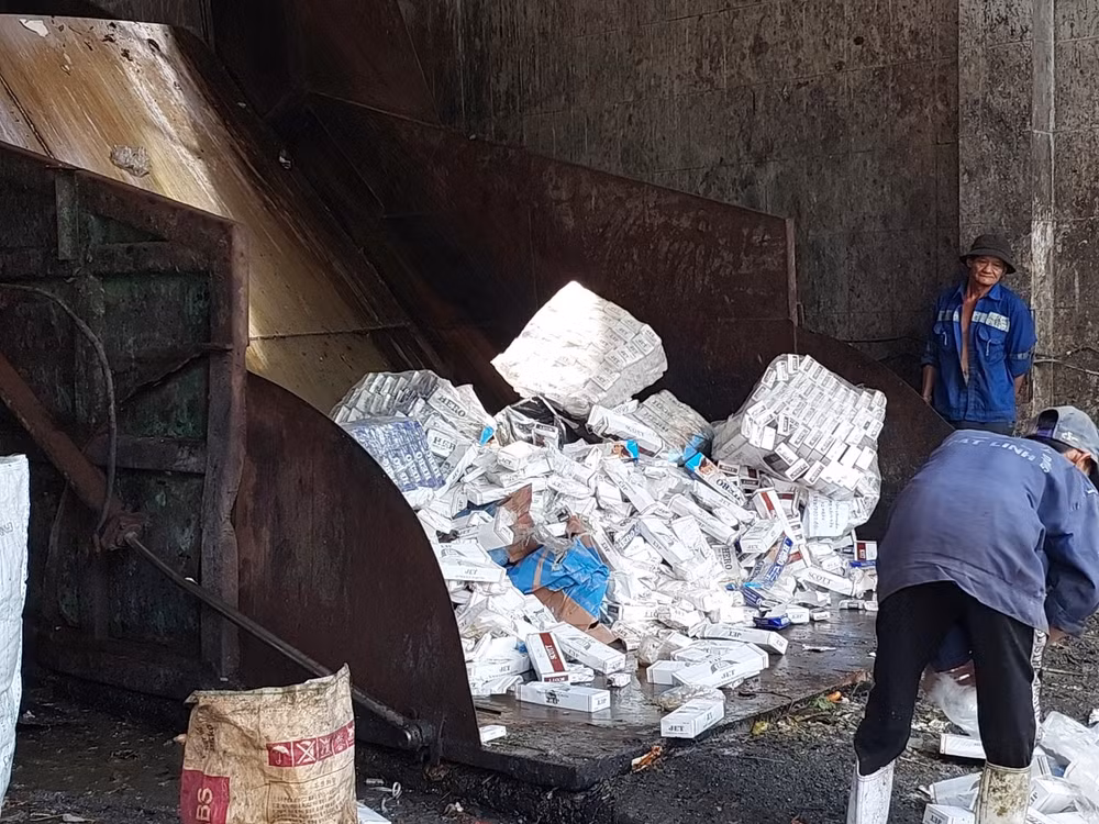 Lô thuốc nhập lậu được đưa đi tiêu hủy. (Ảnh Cục Quản lý thị trường TP Hồ Chí Minh).