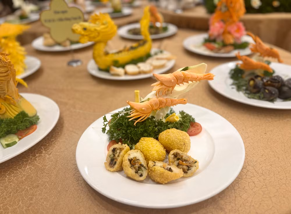 Ban tổ chức trưng bày các món ngon tại lễ hội.