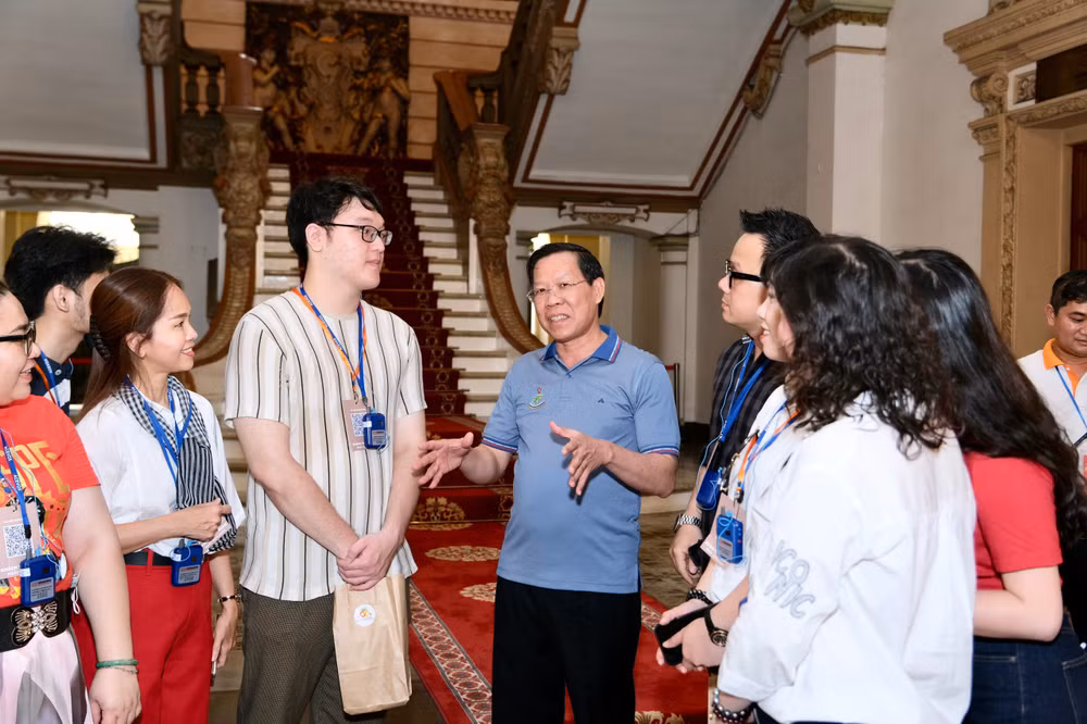 Chủ tịch Ủy ban nhân dân Thành phố Hồ Chí Minh Phan Văn Mãi trao đổi với các khách tham quan.