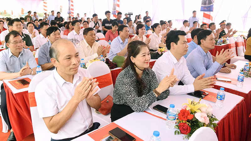 Các đại biểu tham dự lễ khánh thành cầu. Các đại biểu tham dự lễ khánh thành cầu.