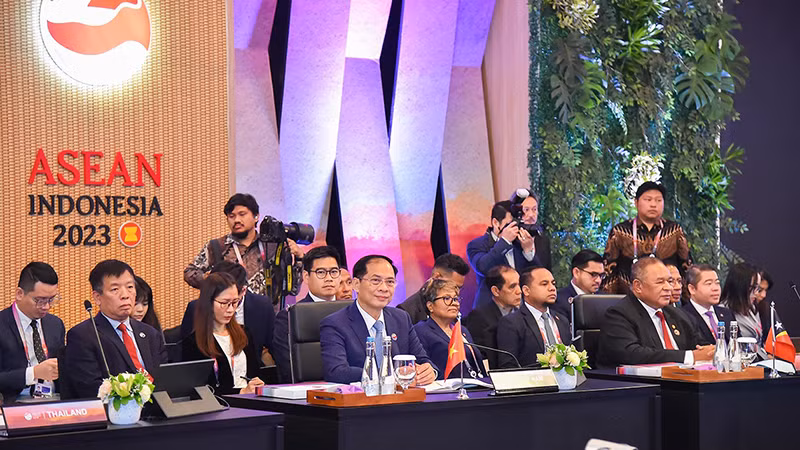 Bộ trưởng Ngoại giao Bùi Thanh Sơn dẫn đầu Đoàn Việt Nam dự Hội nghị Ủy ban Hiệp ước Khu vực Đông Nam Á không có vũ khí hạt nhân (SEANWFZ) và phiên đối thoại với Ủy ban liên Chính phủ ASEAN về Nhân quyền (AICHR). (Ảnh: Bộ Ngoại giao)